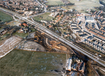 847264 Luchtfoto van het vernieuwde tracé van de S04 (Bunschoterstraat, de secundaire provinciale weg ...